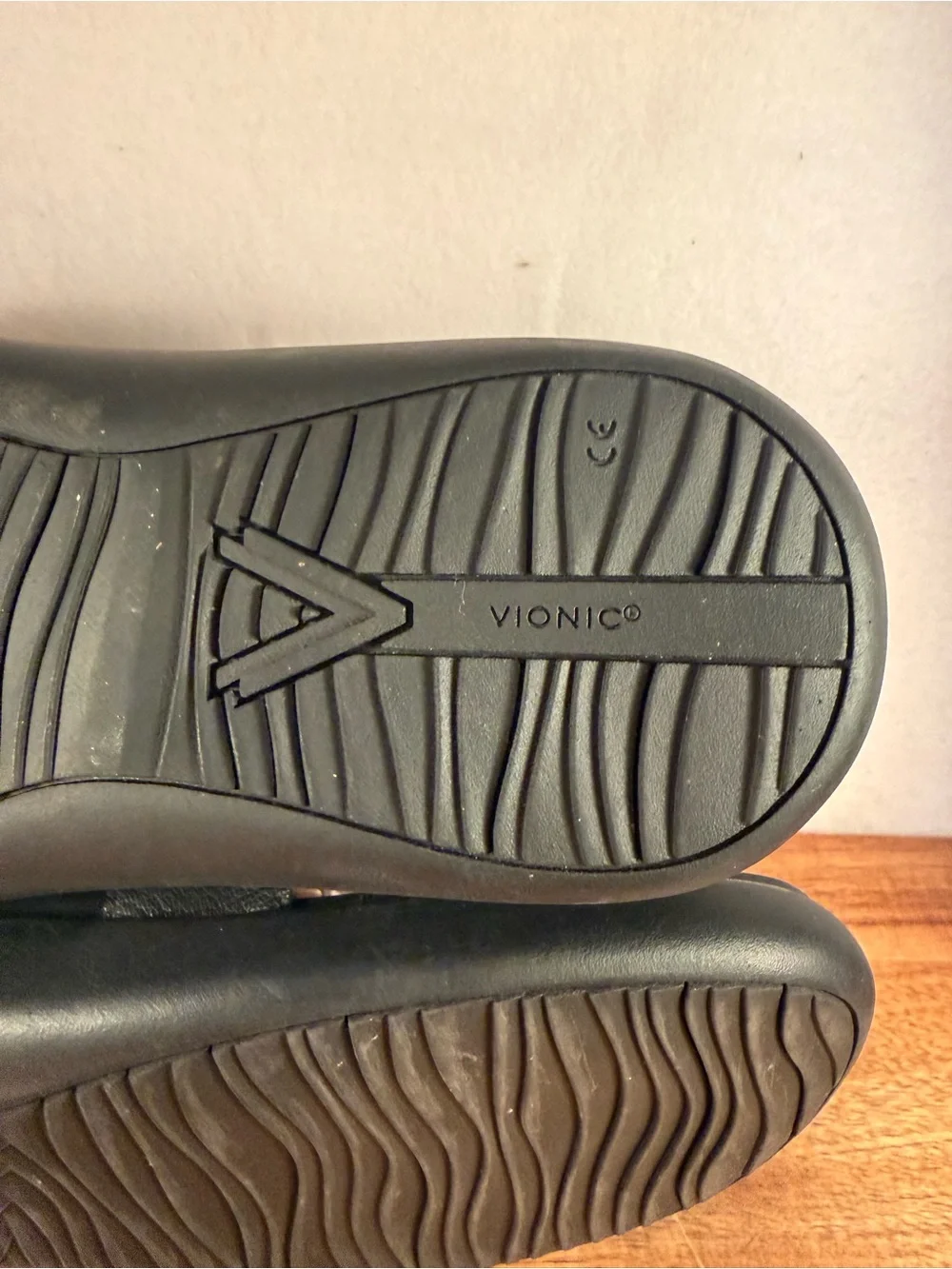 Vionic Recovery RX Black Leather with Adjustable Straps Size 10 NWOT